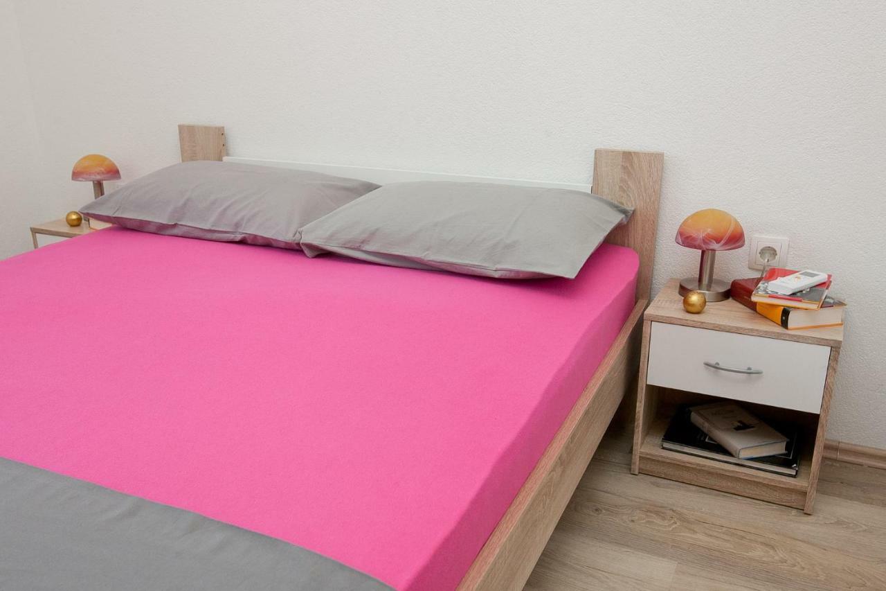 1 Apartment *